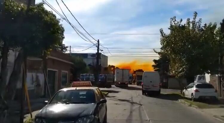 El color amarillento del ácido impregnó la zona de la explosión.