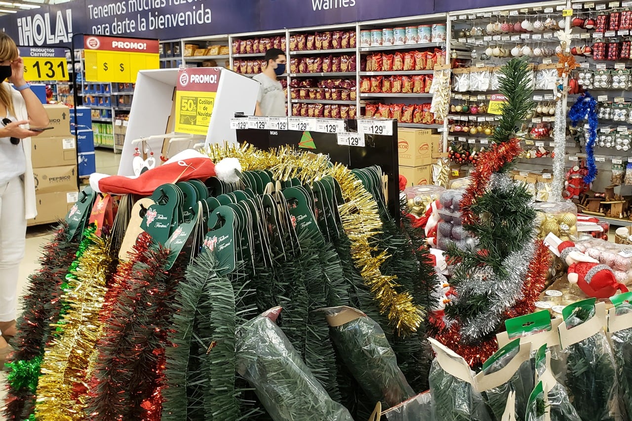 Cuánto cuesta armar un árbol de Navidad con toda su decoración completa, incluido el pesebre.