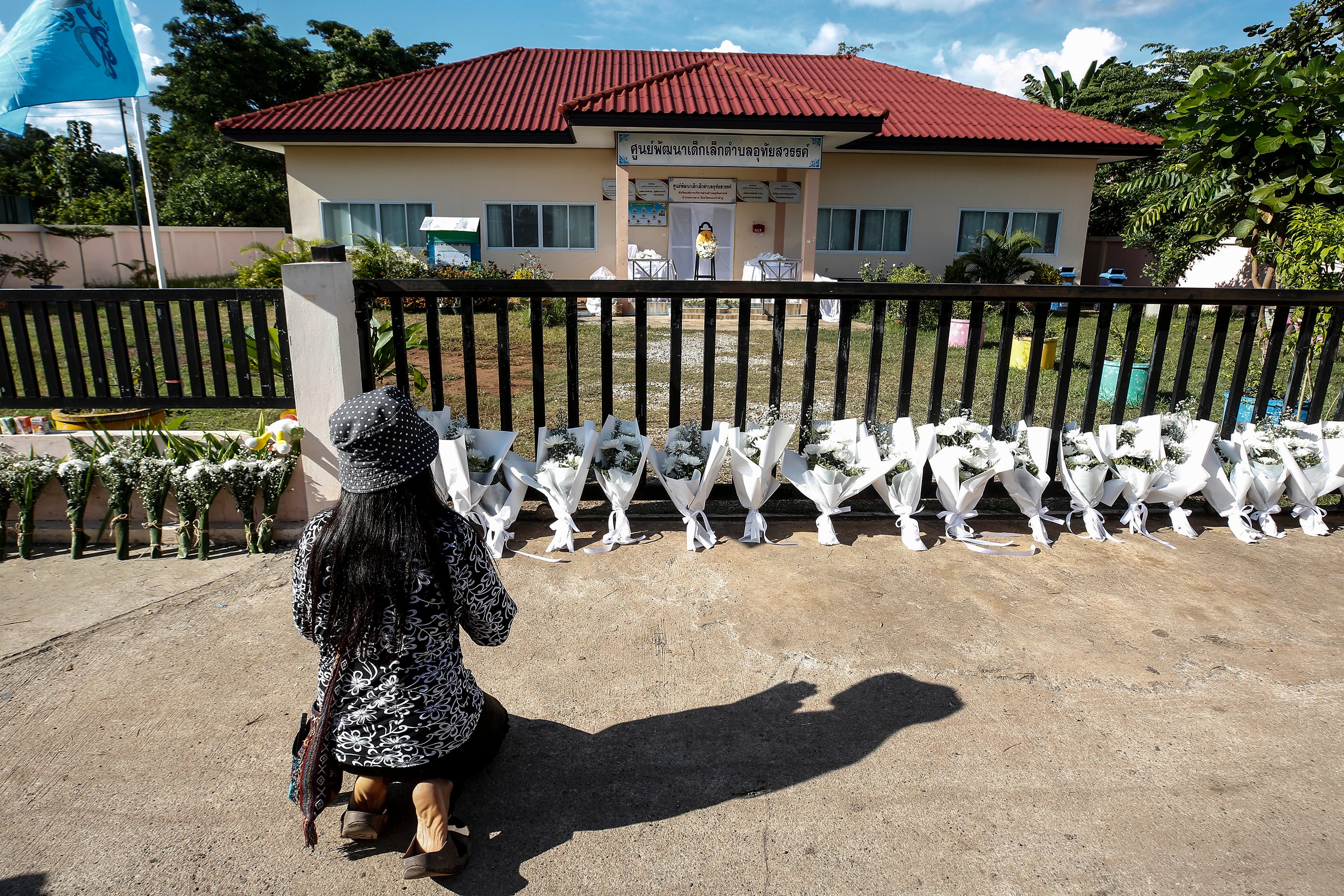 Ramos de florres blancas en señal de duelo por la muerte de los nenes.