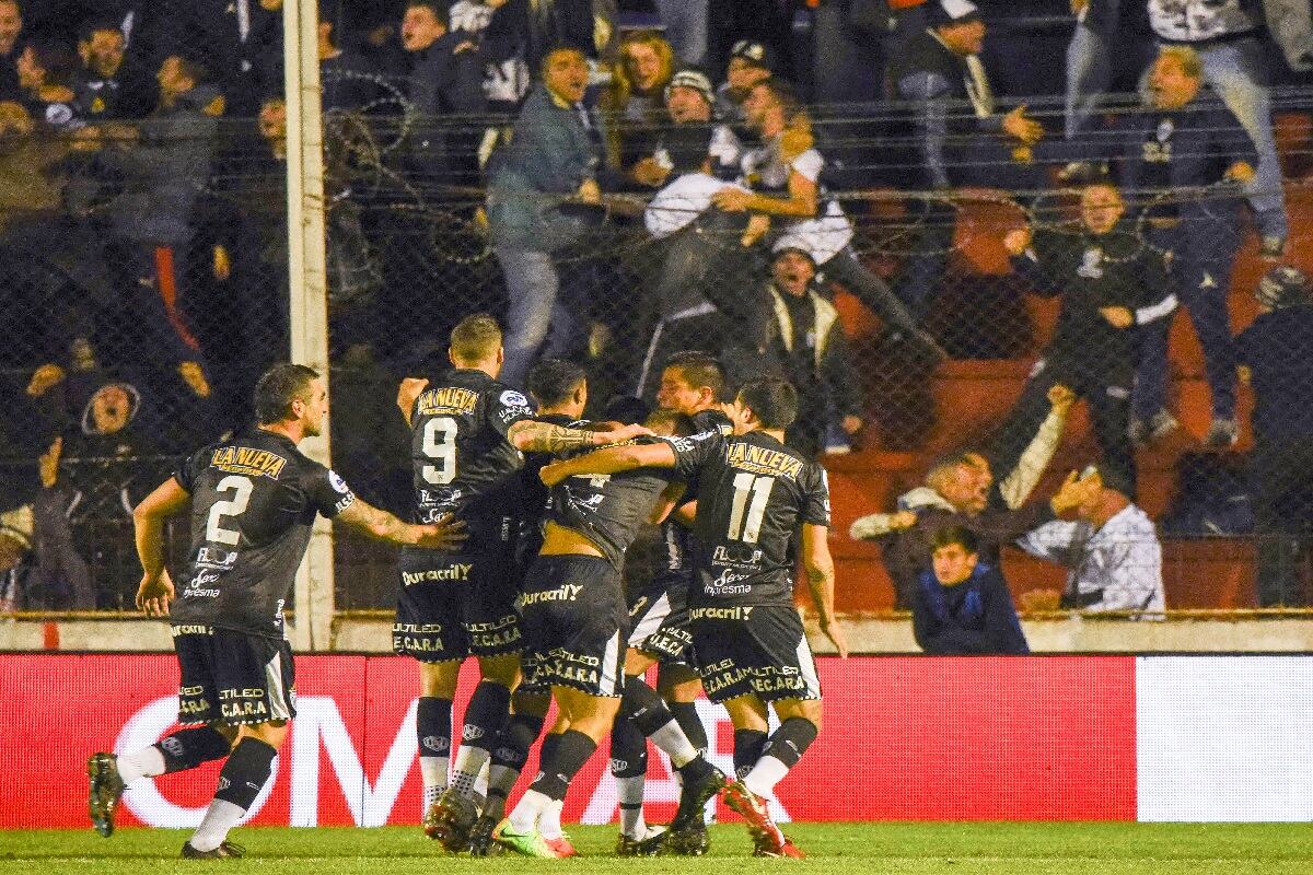 Festejo desatado de Estudiantes de Caseros.