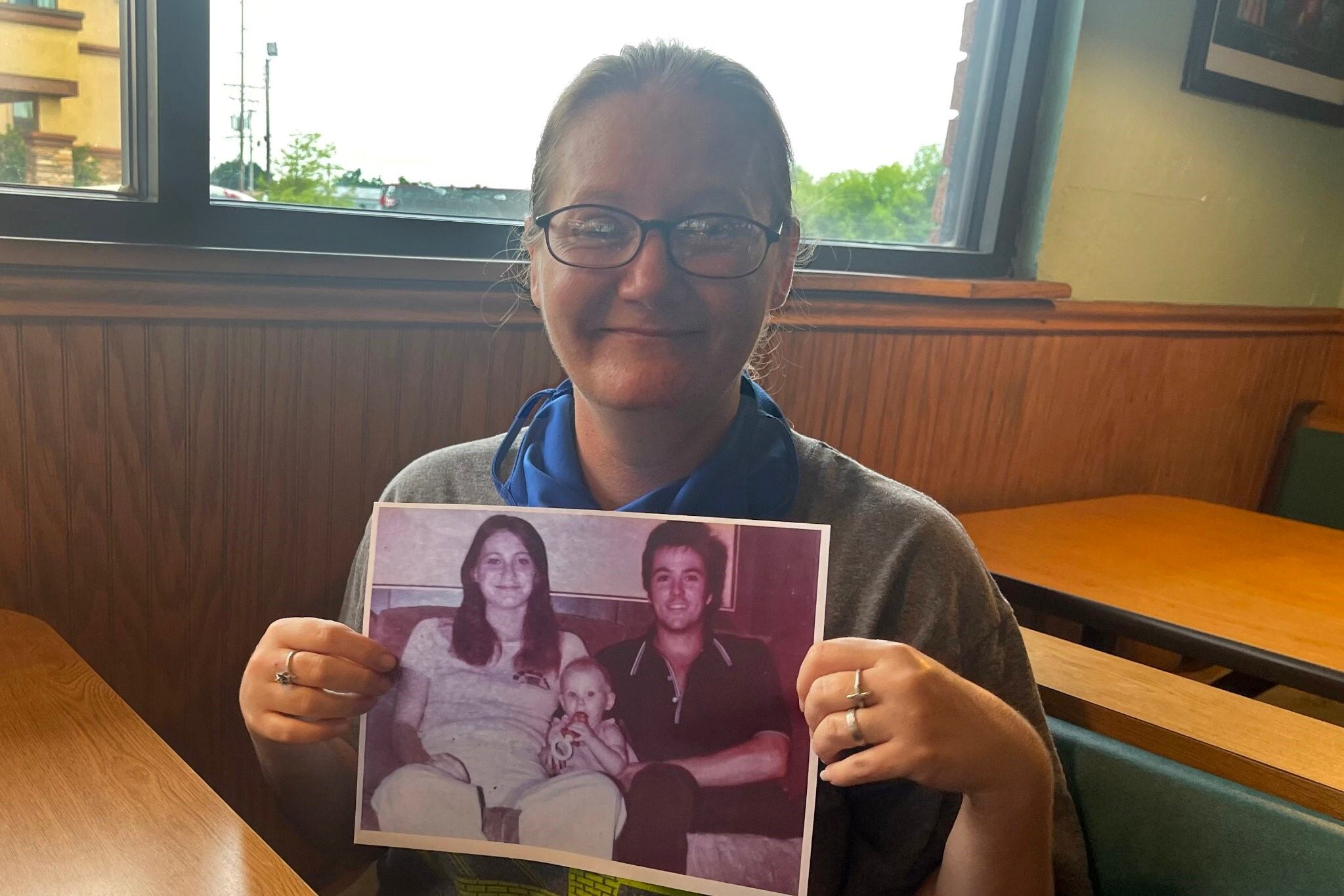 "Fue abandonada en una iglesia por dos mujeres pertenecientes a un grupo religioso nómade y creció en una familia de Arizona", informaron las autoridades texanas sobre el pasado de la mujer. Foto: Facebook/Where is Holly Marie?