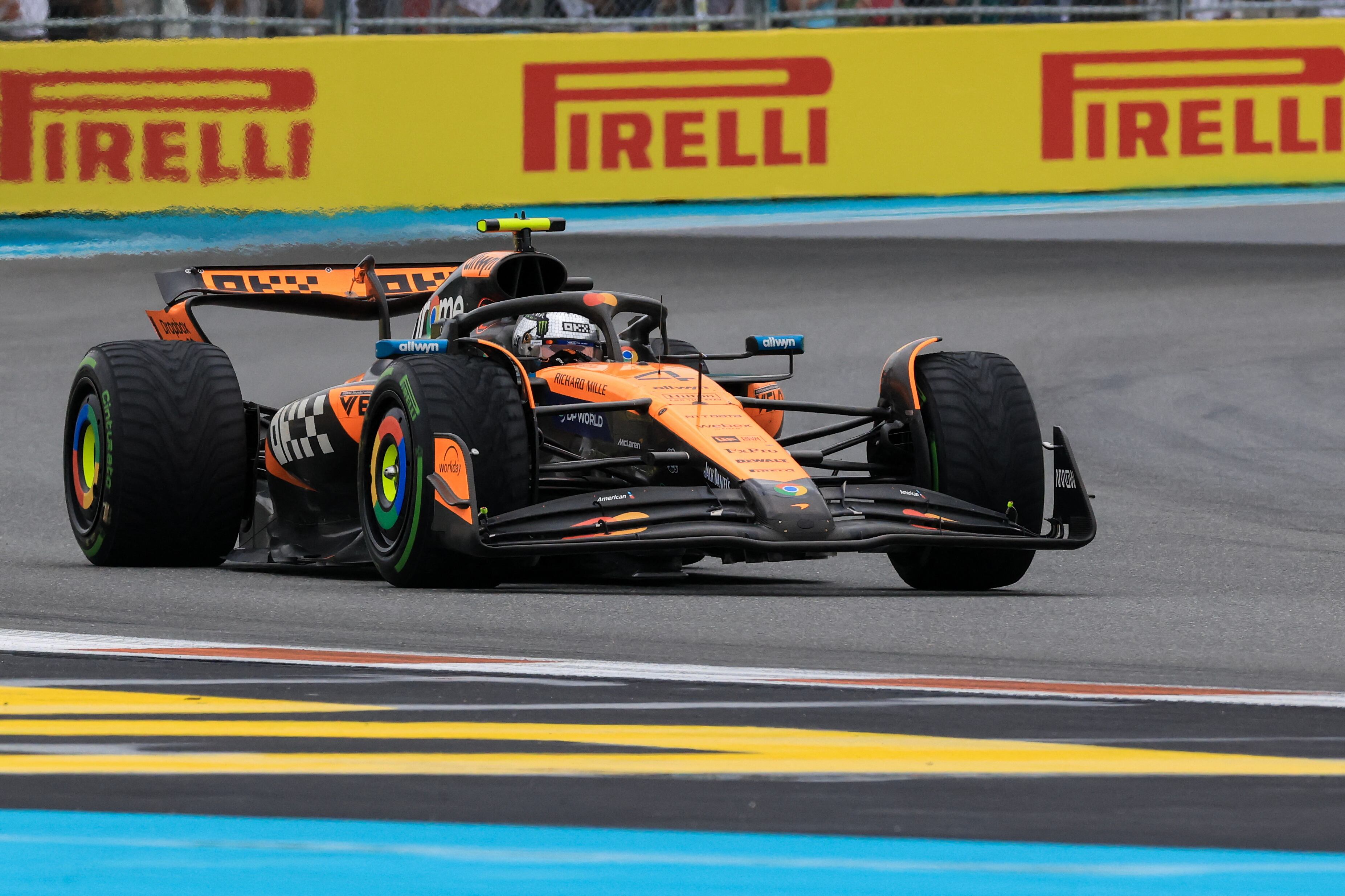 El piloto británico de McLaren, Lando Norris, compite durante la carrera Sprint en el Autódromo Internacional de Miami.