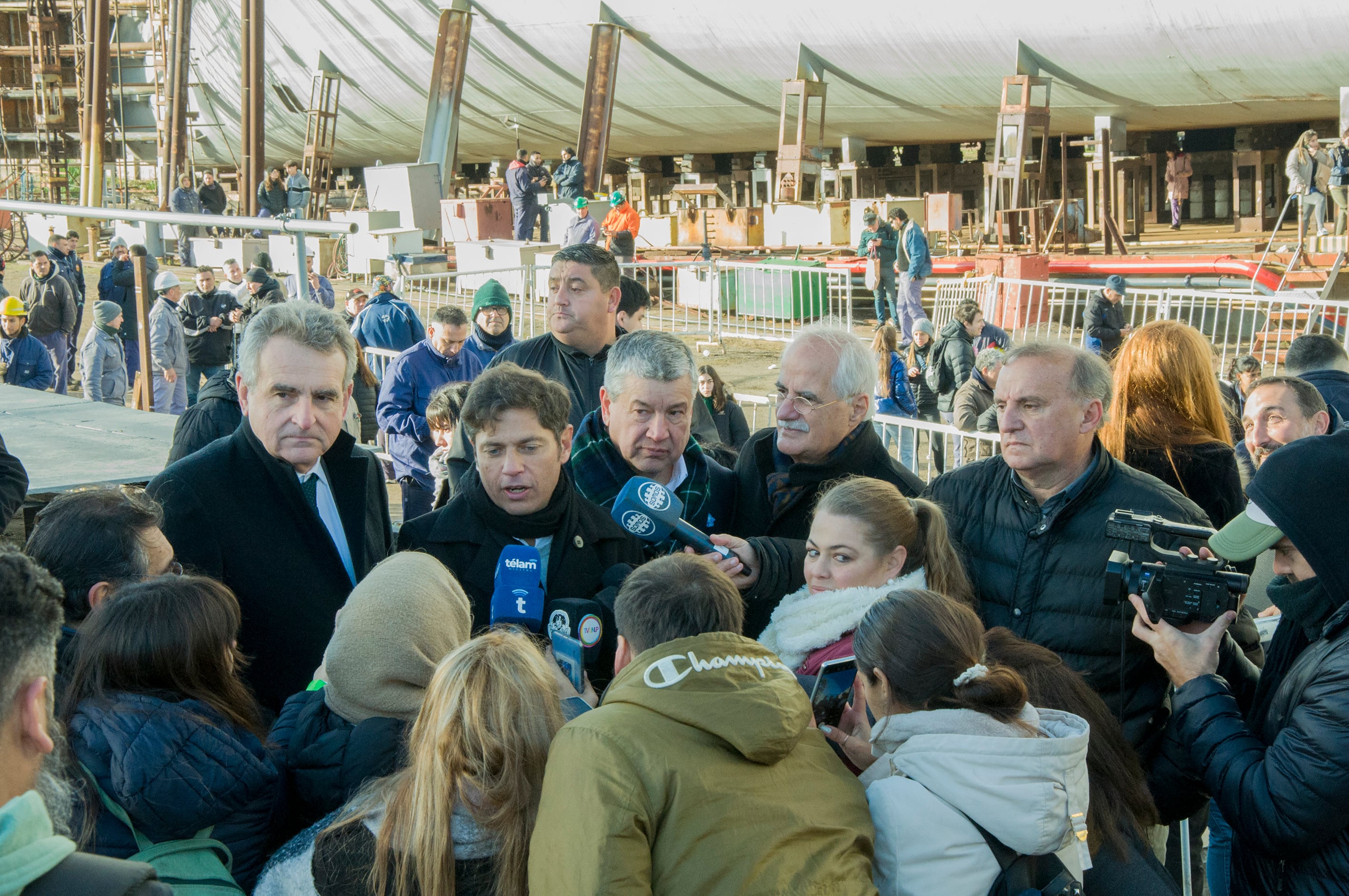 El gobernador Axel Kicillof junto a funcionarios nacionales en el puerto de Ensenada. 