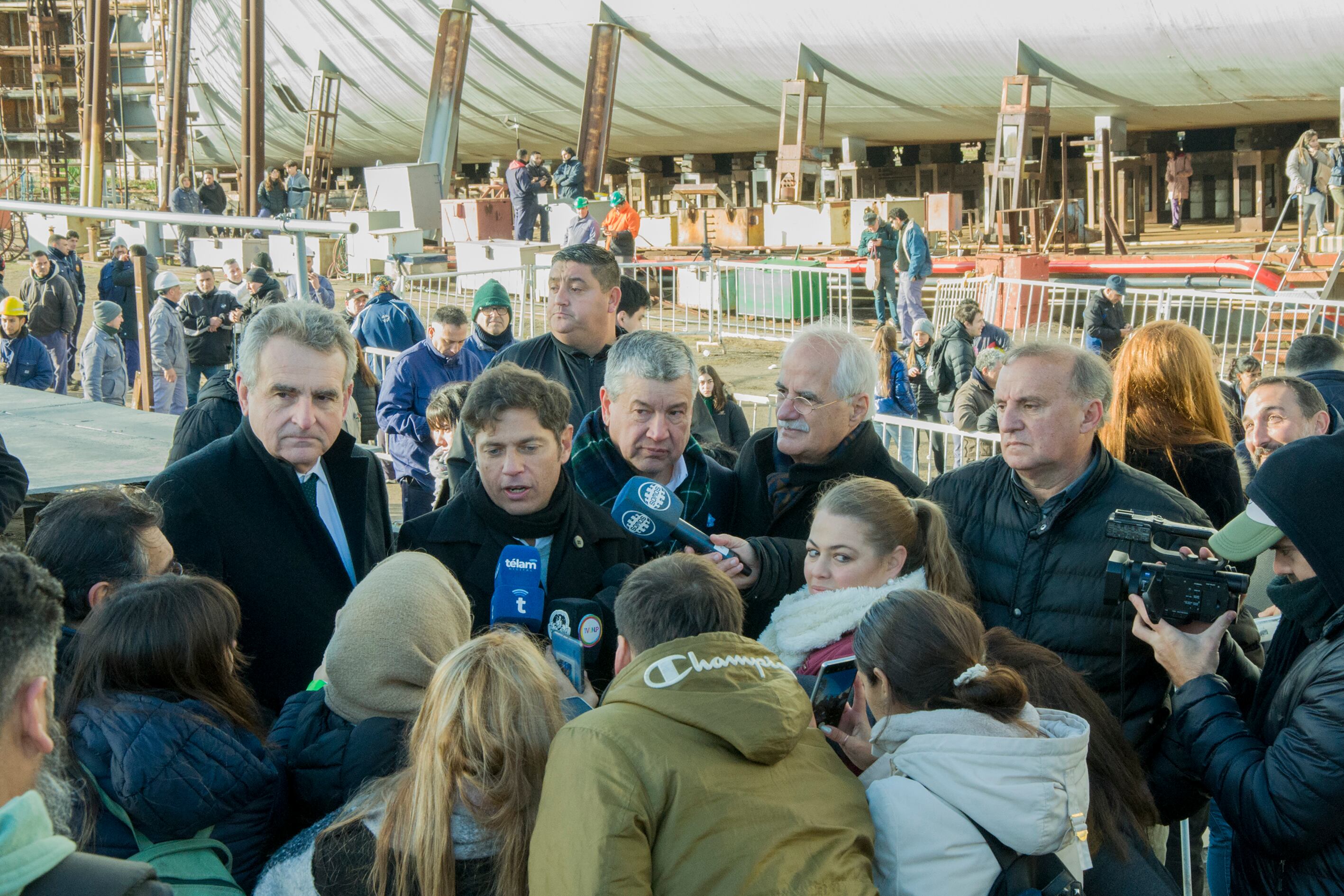El gobernador Axel Kicillof junto a funcionarios nacionales en el puerto de Ensenada.