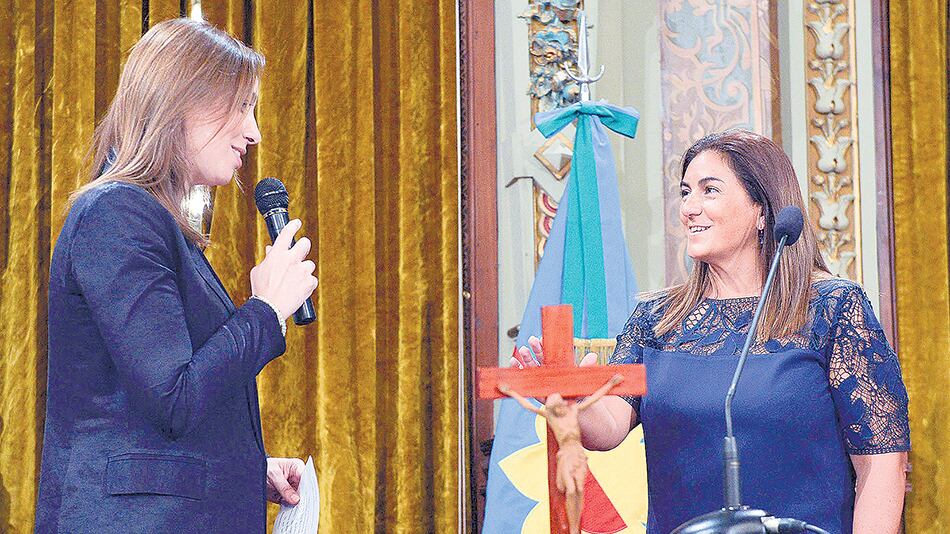 La gobernadora Vidal poniendo en funciones a Fernanda Inza.