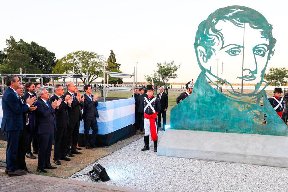 La presentación del homenaje a Belgrano, emplazado de cara al río.