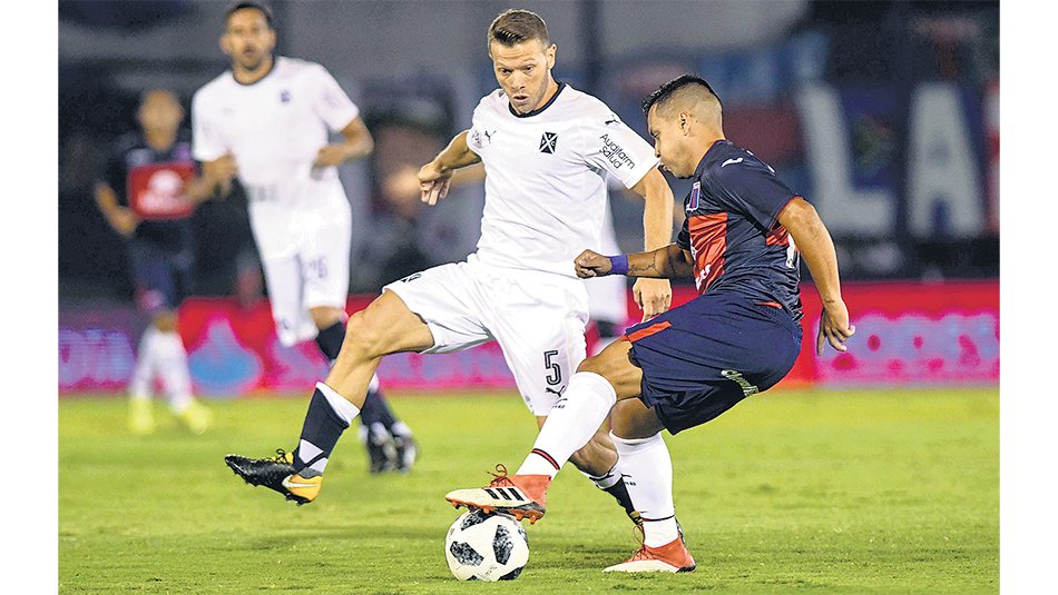 Pérez García, que se salvó de ser expulsado, intenta gambetear a Domingo.