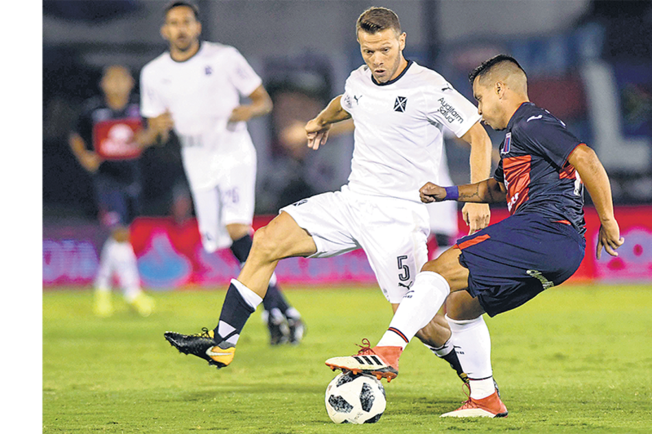 Pérez García, que se salvó de ser expulsado, intenta gambetear a Domingo.