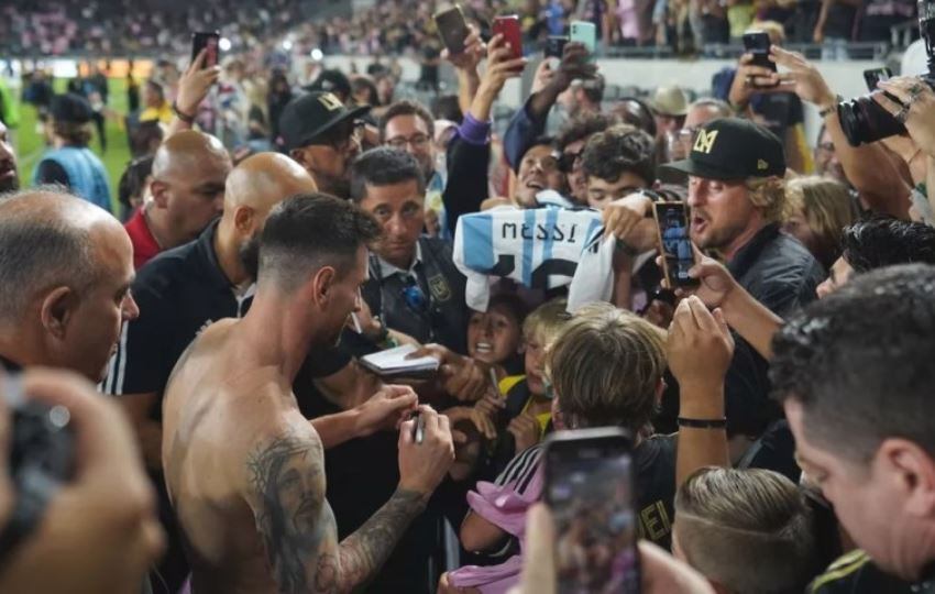 Emocionado, Owen Wilson se acerca a saludar a Messi.