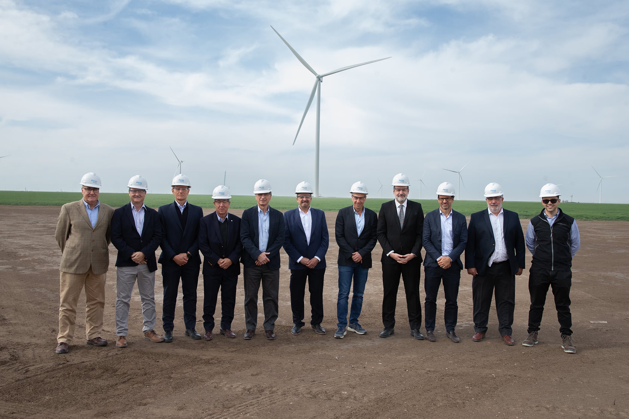 El equipo de Pampa Energía en el quinto paque eólico del grupo liderado por Marcelo Mindlin.
