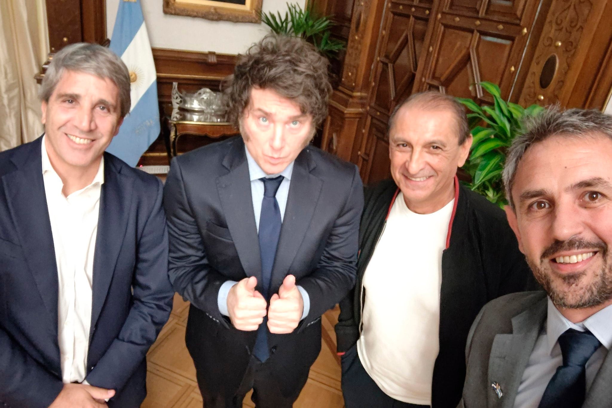 Milei y Ramón Díaz con Martín Menem y Luis Caputo.