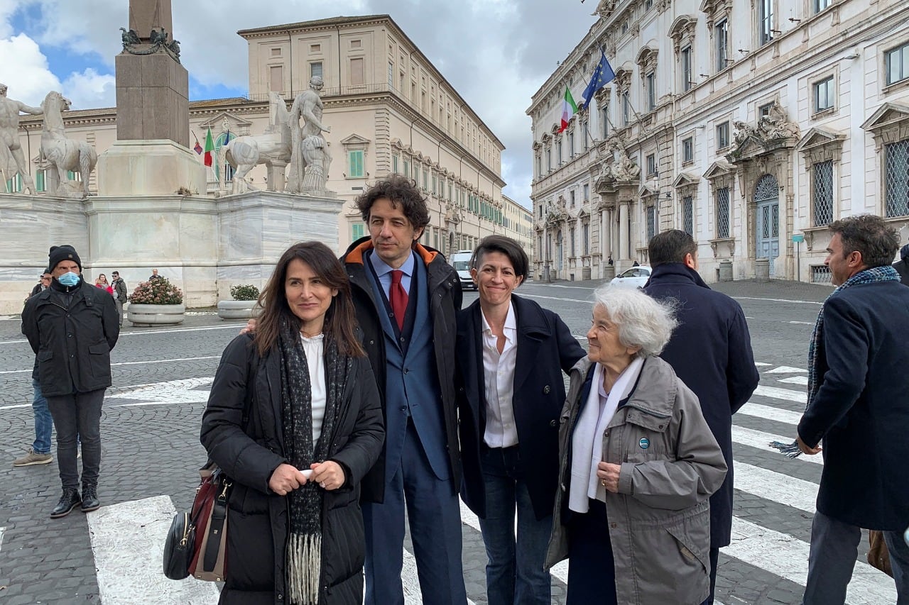 Representantes de uno de los grupos que se presentó en Roma ante la Corte Constitucional para pedir que se habilitara el referéndum.