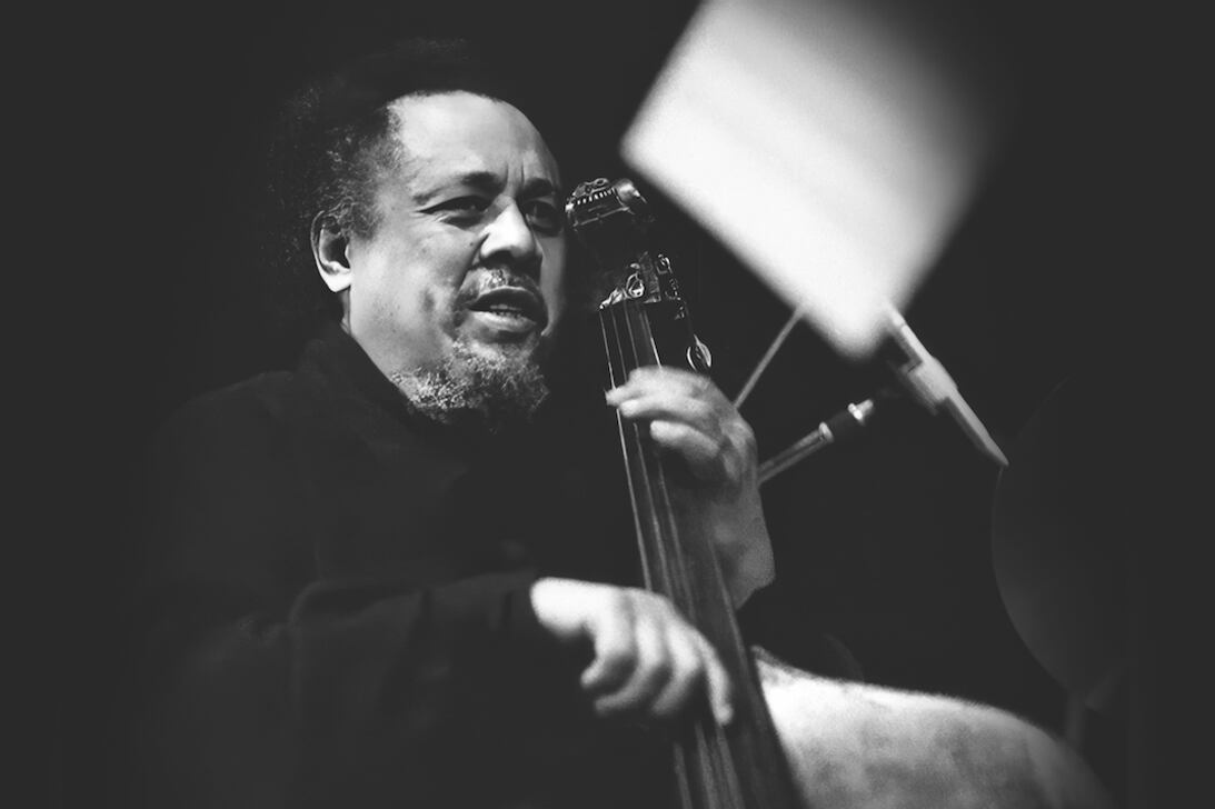 Charles Mingus, fotografiado por Uberto Sagramoso
