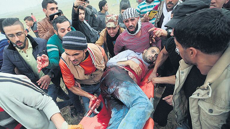 Manifestantes palestinos transportaban el cuerpo sin vida de Mohammed Muheisen ayer en Gaza.