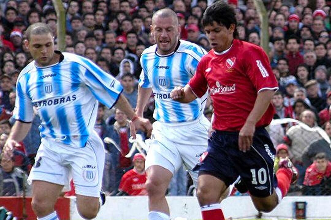 Un jovensísimo Agüero frente a Martín Vitali y Diego Crosa en el recordado clásico de 2005