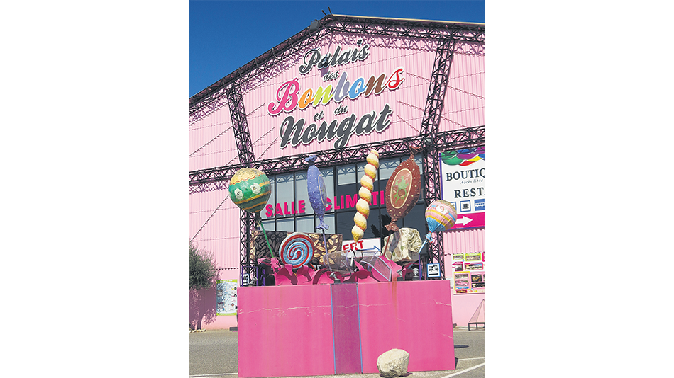 La fachada del Palacio de la Golosina, donde se expone el turrón más grande del mundo.