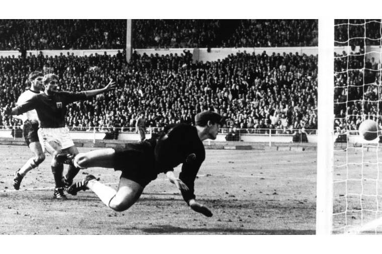 Tilkowski, el primero en observar el pique de la pelota.