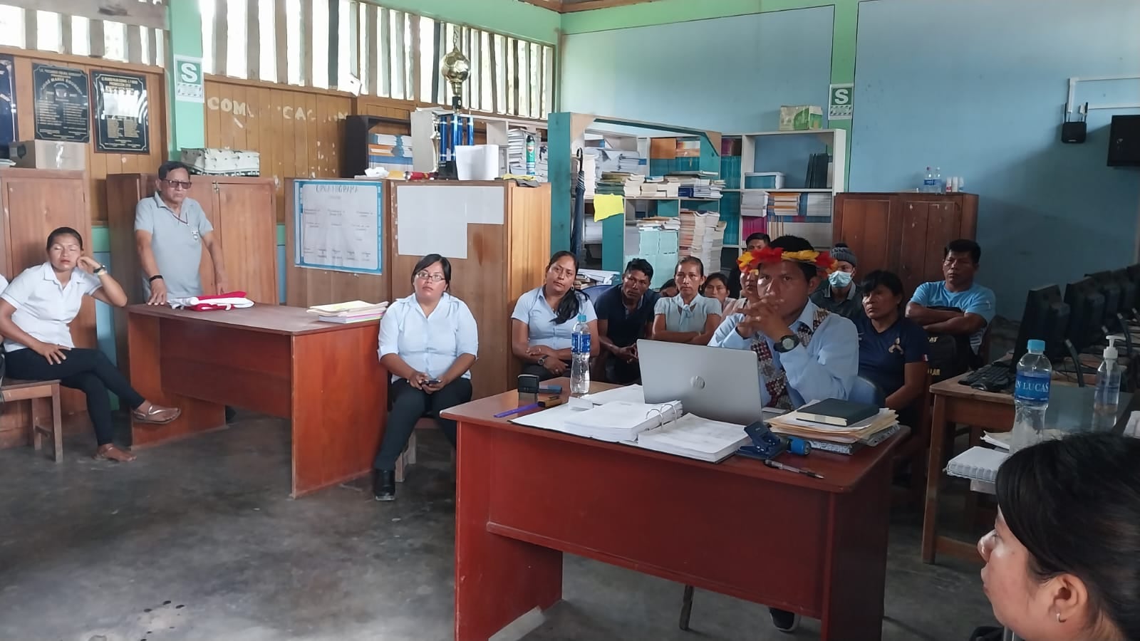 Un equipo del Ministerio de Educación de Perú recibe las denuncias.