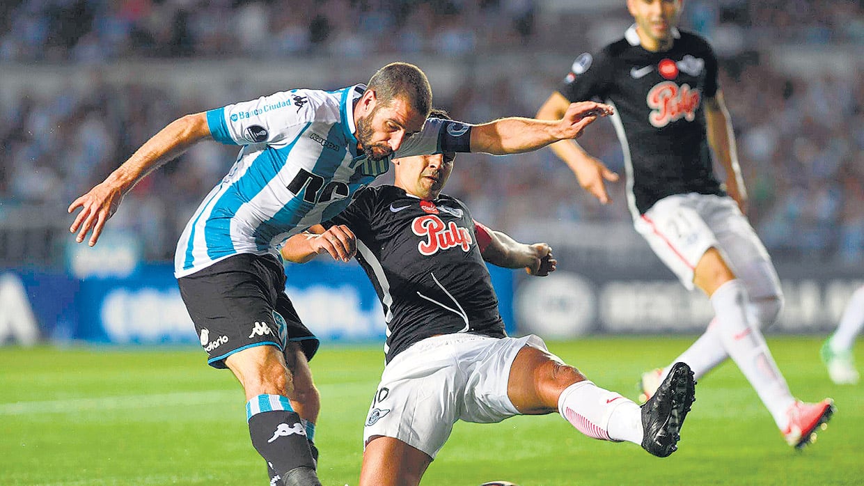 Lautaro Martínez estuvo bien marcado por los defensores de Libertad.