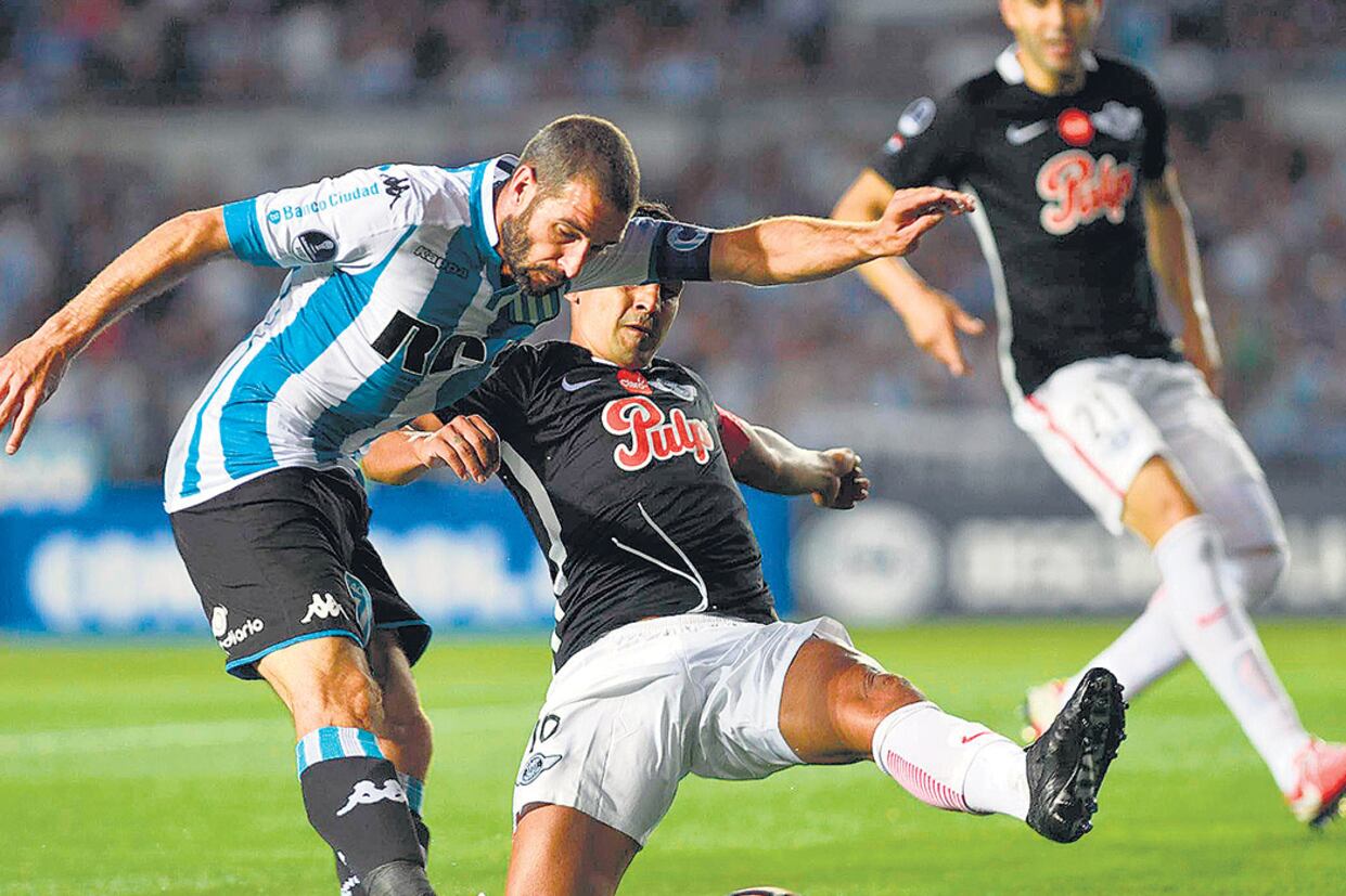 Lautaro Martínez estuvo bien marcado por los defensores de Libertad.