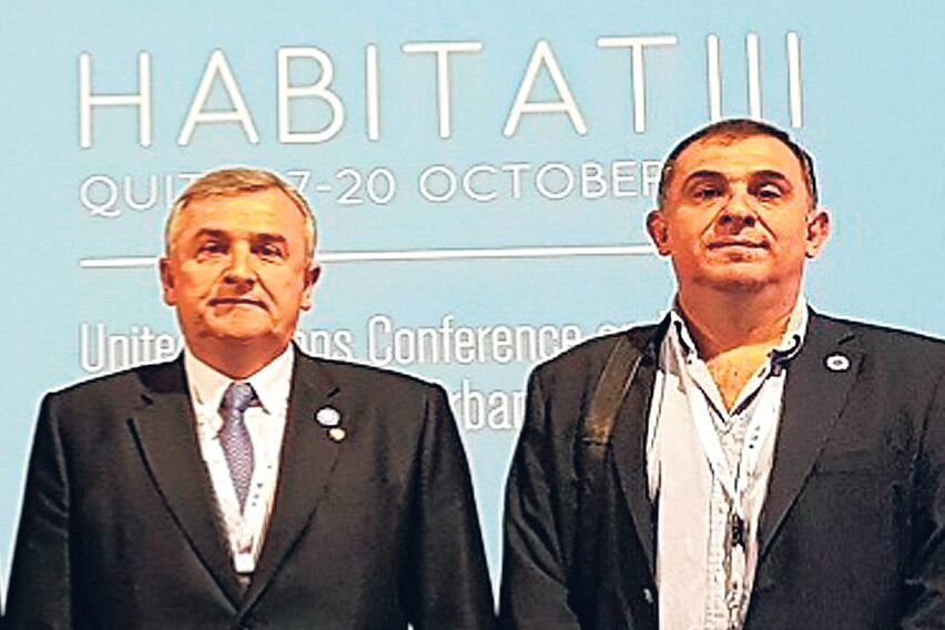 Gerardo y Walter Morales, quien conduce el instituto jujeño de vivienda. Todo queda en familia.