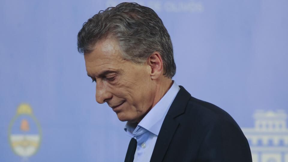 El presidente Macri, de festejar la eliminación del "cepo" a terminar su gobierno instalando un régimen de control de cambios.