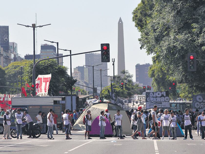 Integrantes del Frente de Organizaciones en Lucha cortaron ayer la Avenida 9 de Julio.
