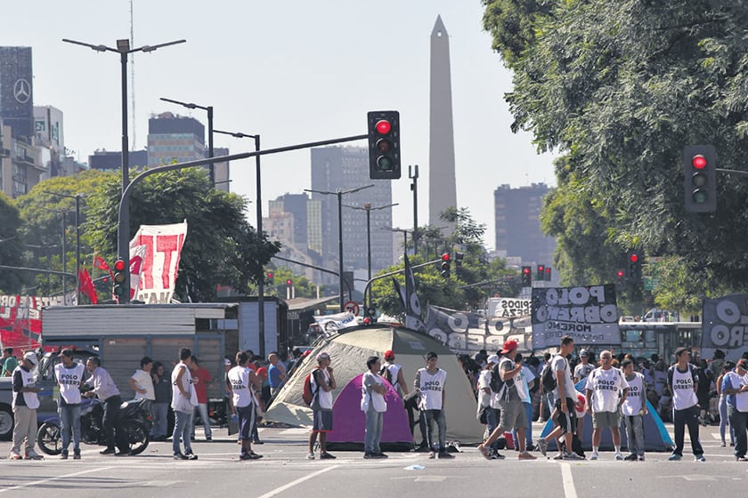 Integrantes del Frente de Organizaciones en Lucha cortaron ayer la Avenida 9 de Julio.