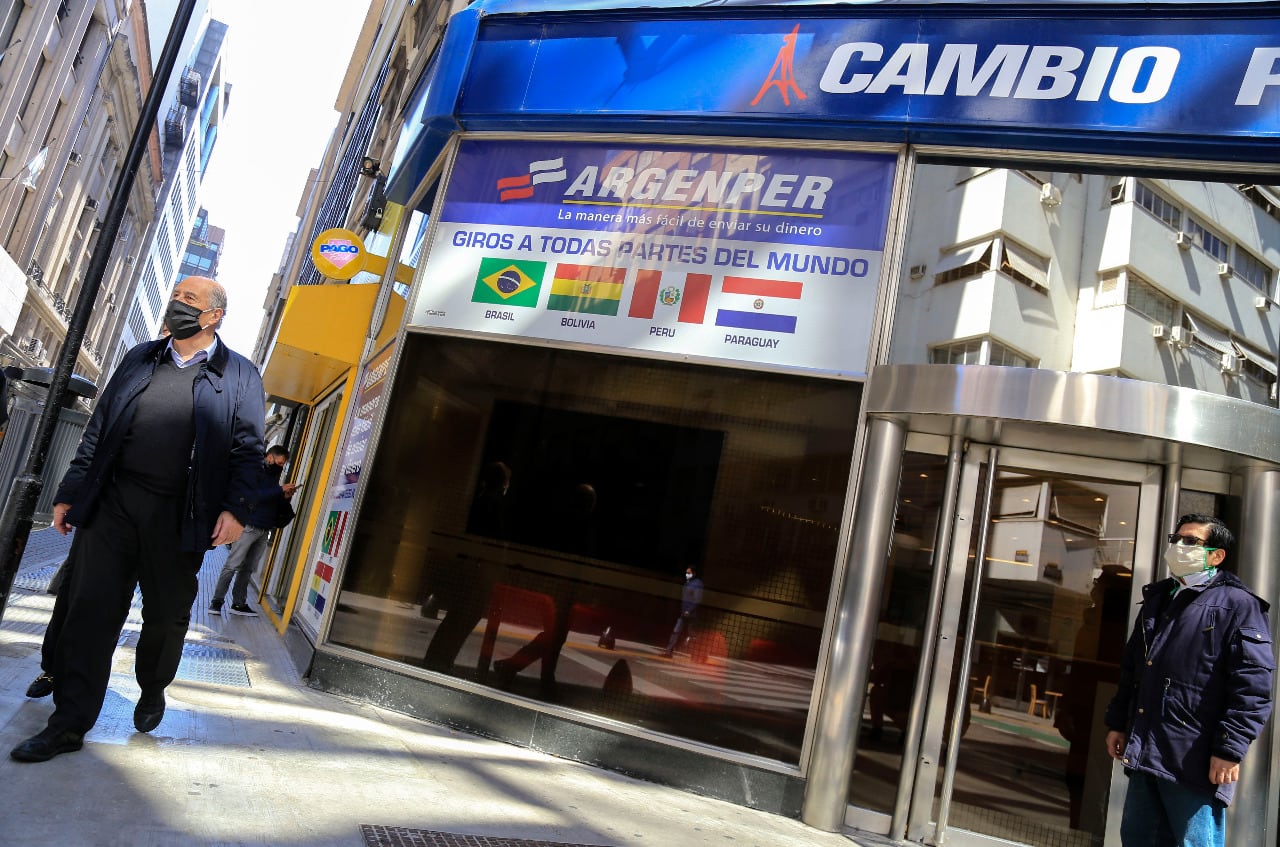 "El gobierno acaba de cerrar una renegociación de la deuda externa con los bonistas que ha sido exitosa y despeja el horizonte de necesidades de dólares", explica Carlos Heller. 