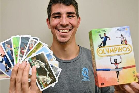 Diego Simonet junto con su nuevo juego de mesa "Olympykos".