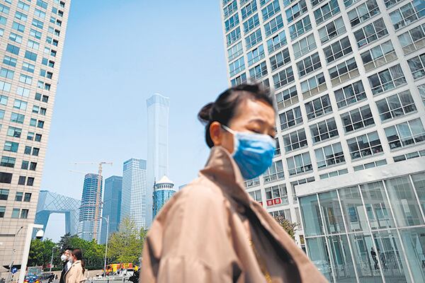 El distrito comercial de Beijing se ve semivacío por el anuncio del cierre de la ciudad.