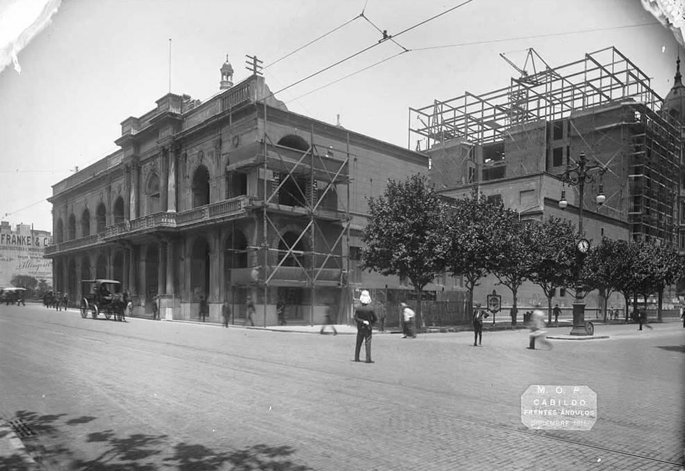 El Cabildo en 1916. A la derecha, una construcción que en 1960 se transformaría en neocolonial y sede de la Comisión de Monumentos.