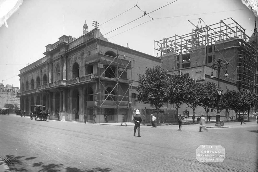 El Cabildo en 1916. A la derecha, una construcción que en 1960 se transformaría en neocolonial y sede de la Comisión de Monumentos.