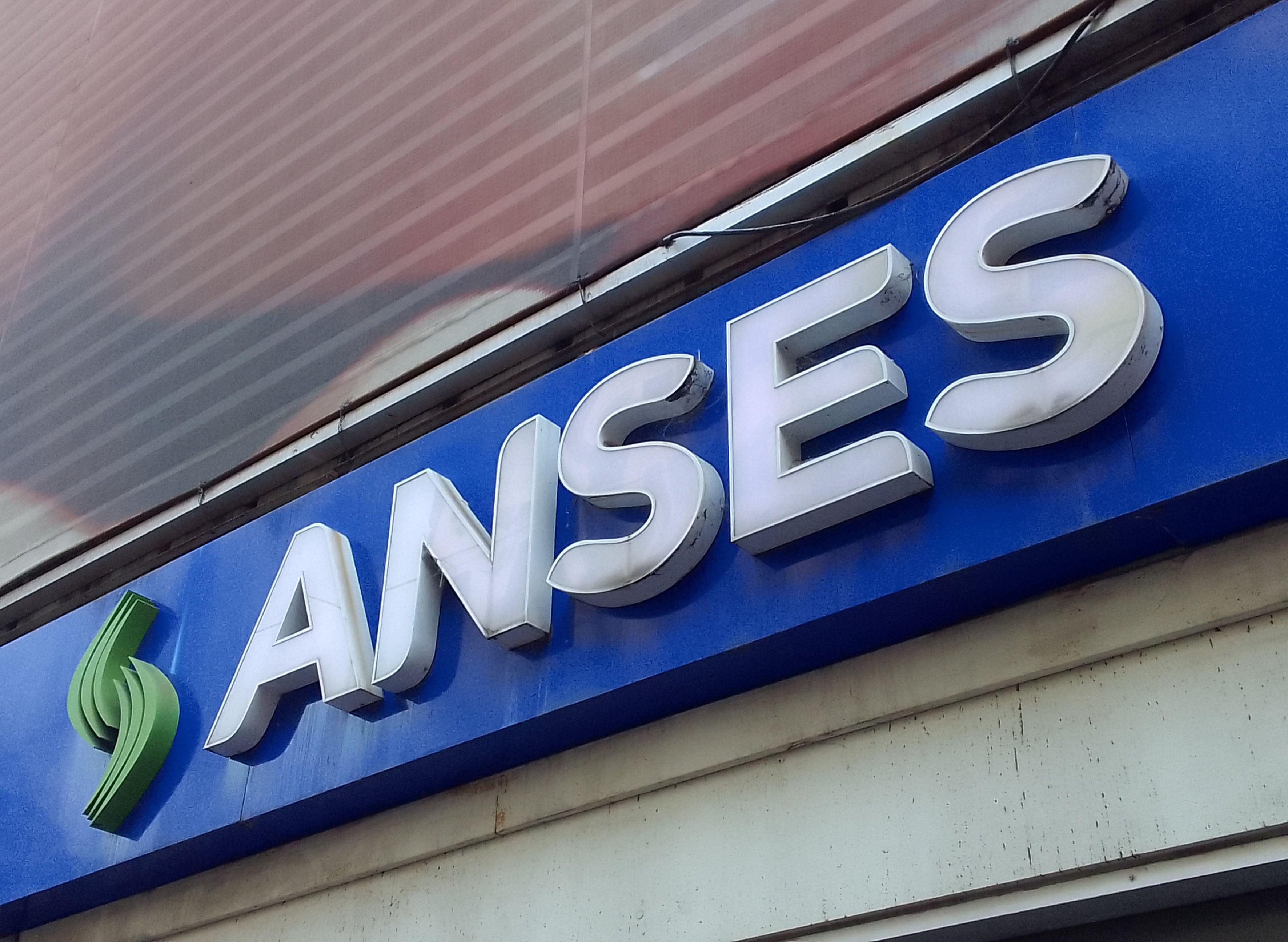 Además, de sus prestaciones habituales, ANSES pagará en noviembre la primera de las dos cuotas del bono extraordinario para sectores vulnerables de $45.000. (Imagen: NA)