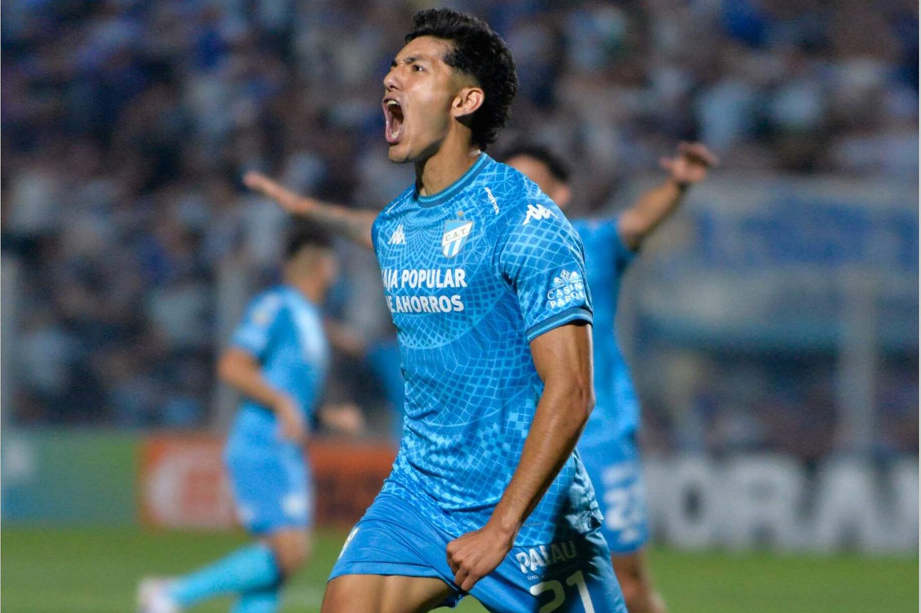 Festejo de Galván tras el 2 a 0 en una contra letal