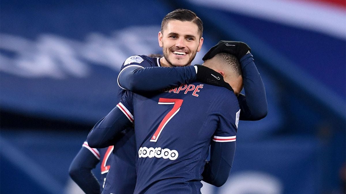 Icardi celebra con Mbappé su gol para el PSG.