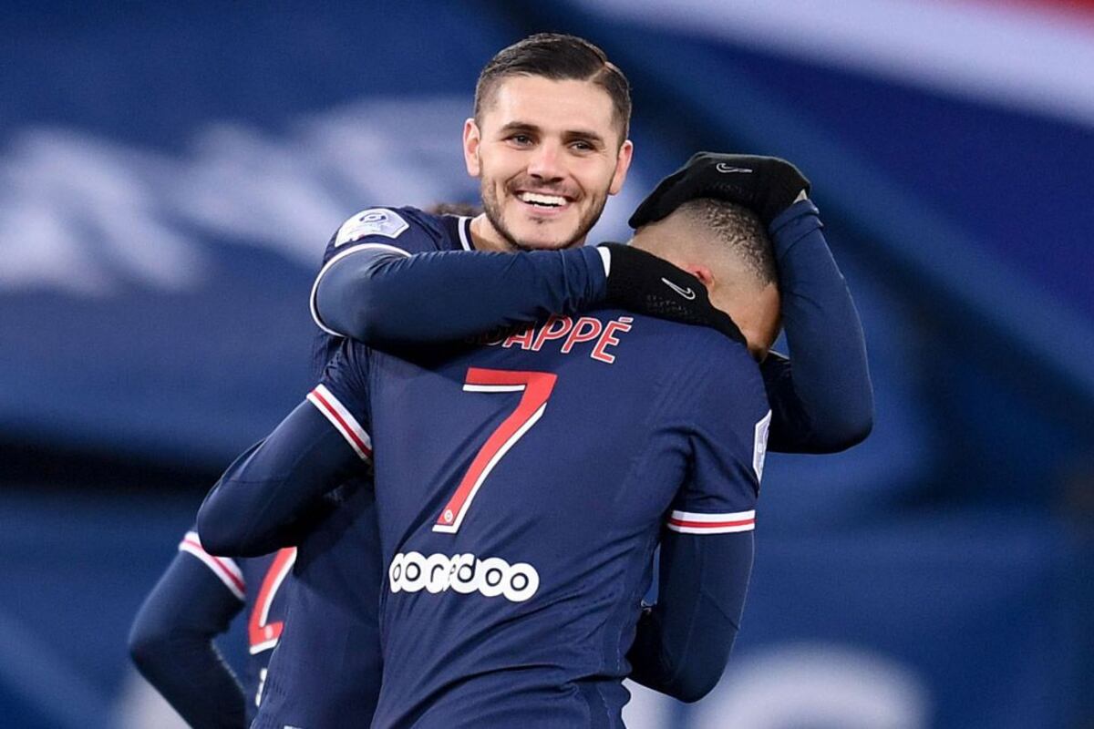 Icardi celebra con Mbappé su gol para el PSG.