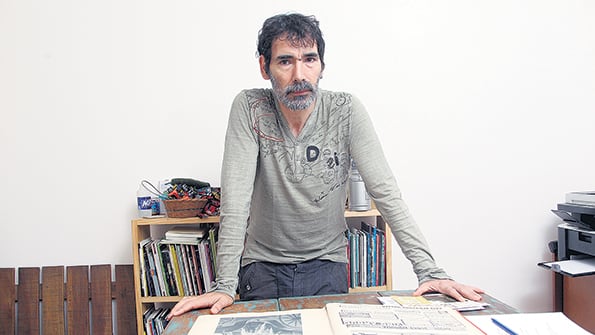 Sombra de dos colores es el séptimo libro de Jotaele Andrade.