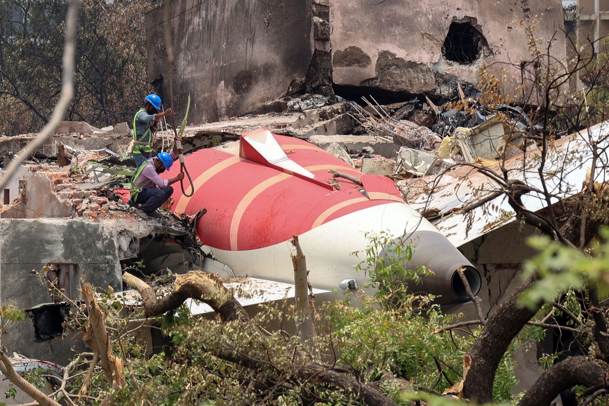 Continúan los peritajes y los rescates entre los restos del accidente.