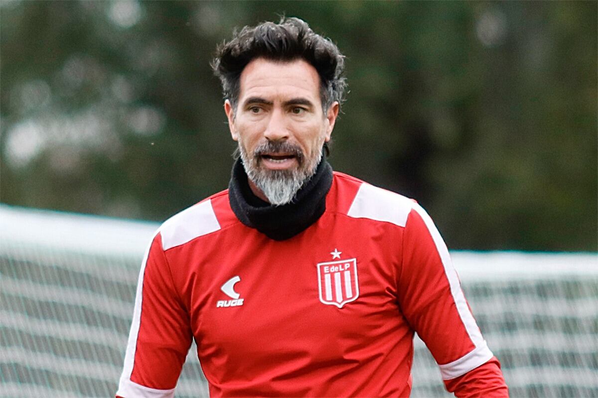 El técnico de los platenses Eduardo Domínguez