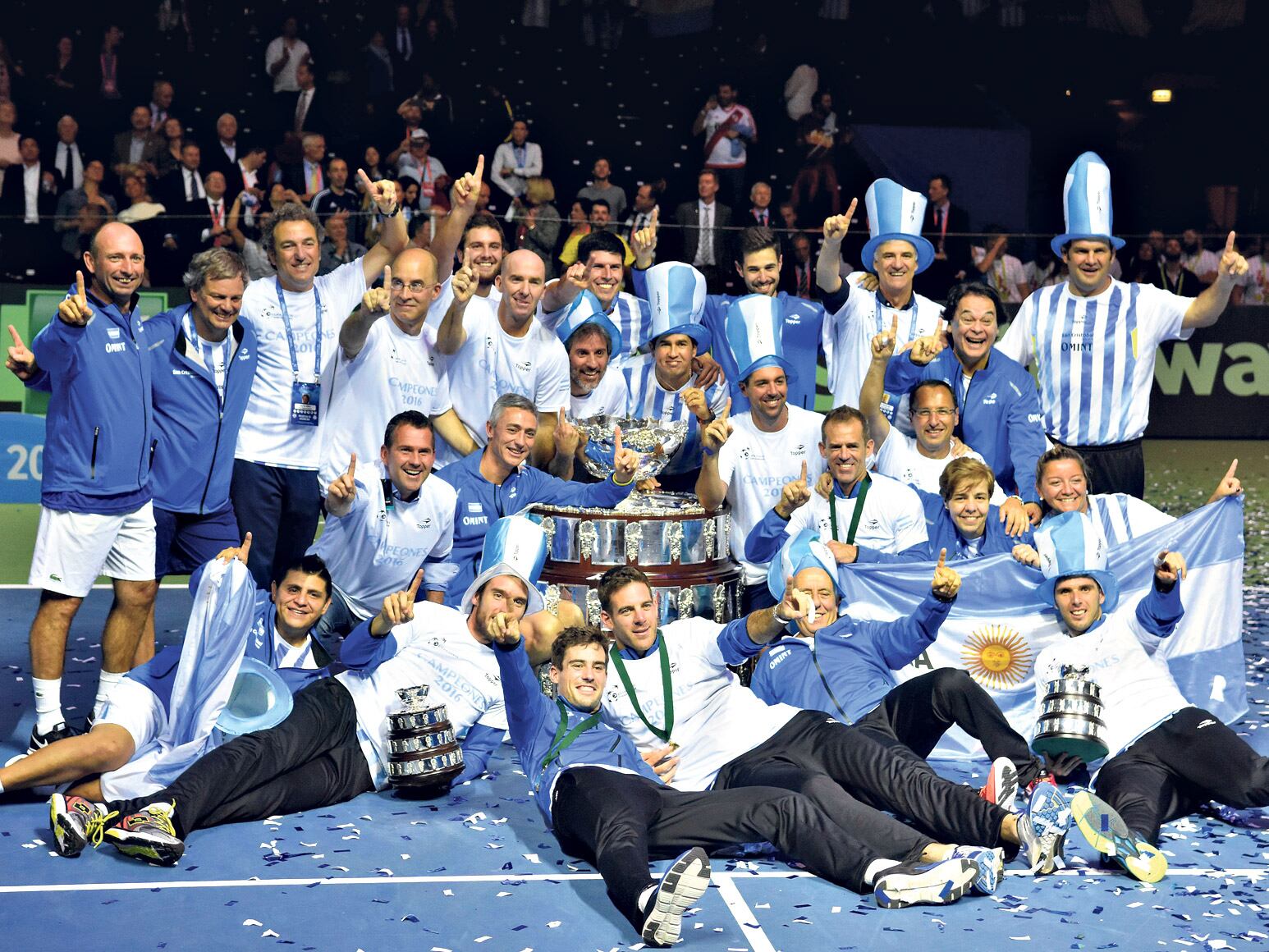 Del Potro, Delbonis, Pella, Mayer, Orsanic y colaboradores festejan la obtención de la Davis. 