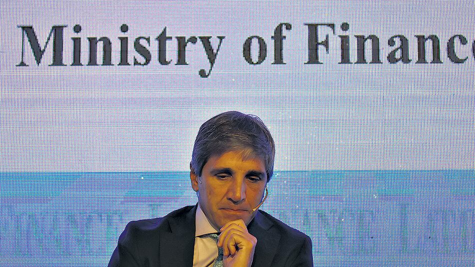 Luis Caputo, ministro de Finanzas. Tras el objetivo de bajar costos de financiamiento, pagando un costo altísimo. Curiosa estrategia.