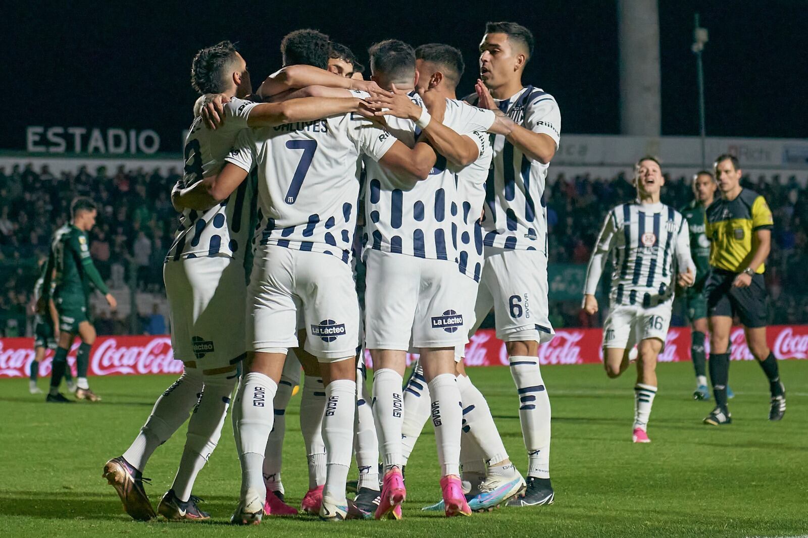 Todos abrazan a Valoyes, el 7 que le dio la victoria a la T