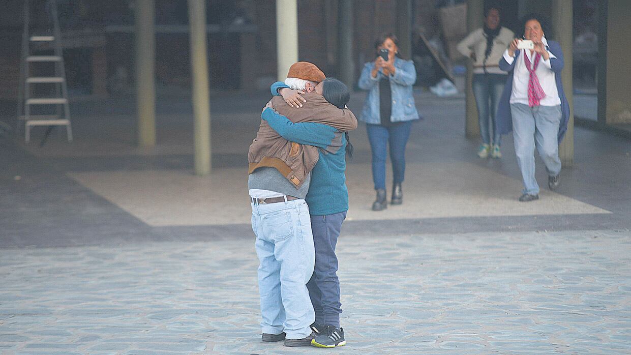 Milagro Sala se abraza con su esposo, Raúl Noro, al arribar a la casa de El Carmen.