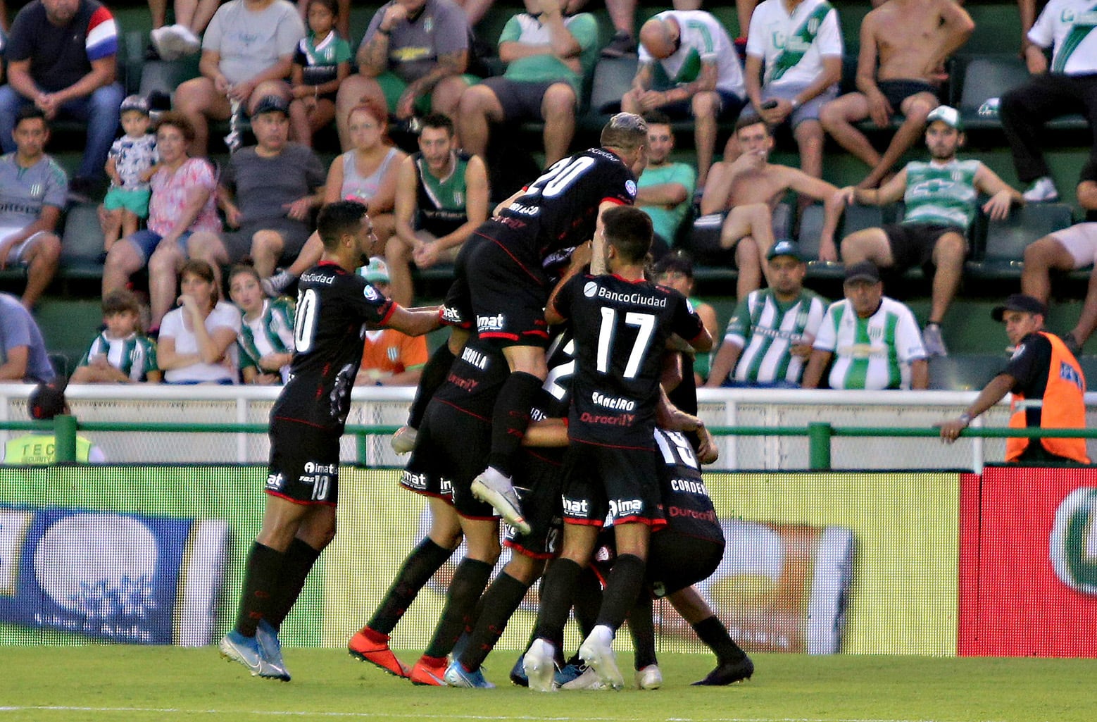 Huracán sorprendió a Banfield y lo goleó en el Florencio Sola.