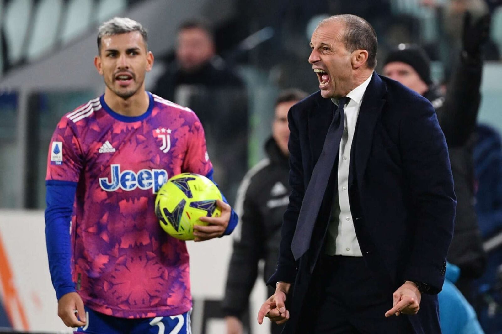 Leandro Paredes y Massimiliano Allegri durante un partido. Los roles se invirtieron en la práctica