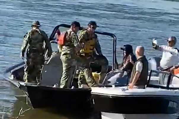 El momento de la detención de los ciudadanos argentinos en territorio nacional. (Foto: captura de video)