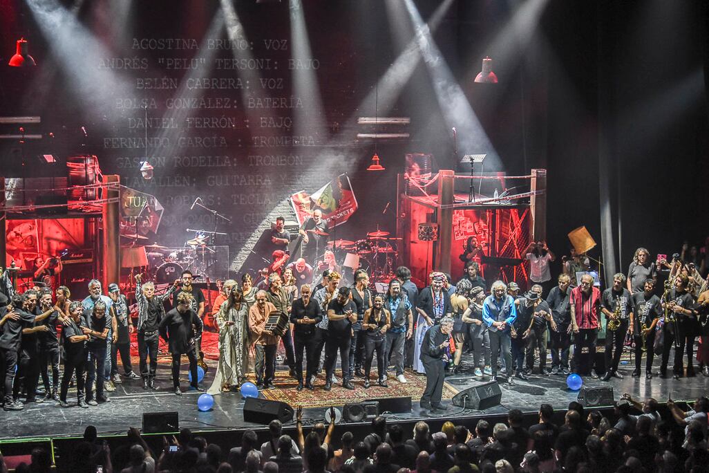 La celebración terminó con más de cincuenta músicos en escena. Imagen: gentileza Sandra Calandrino.
