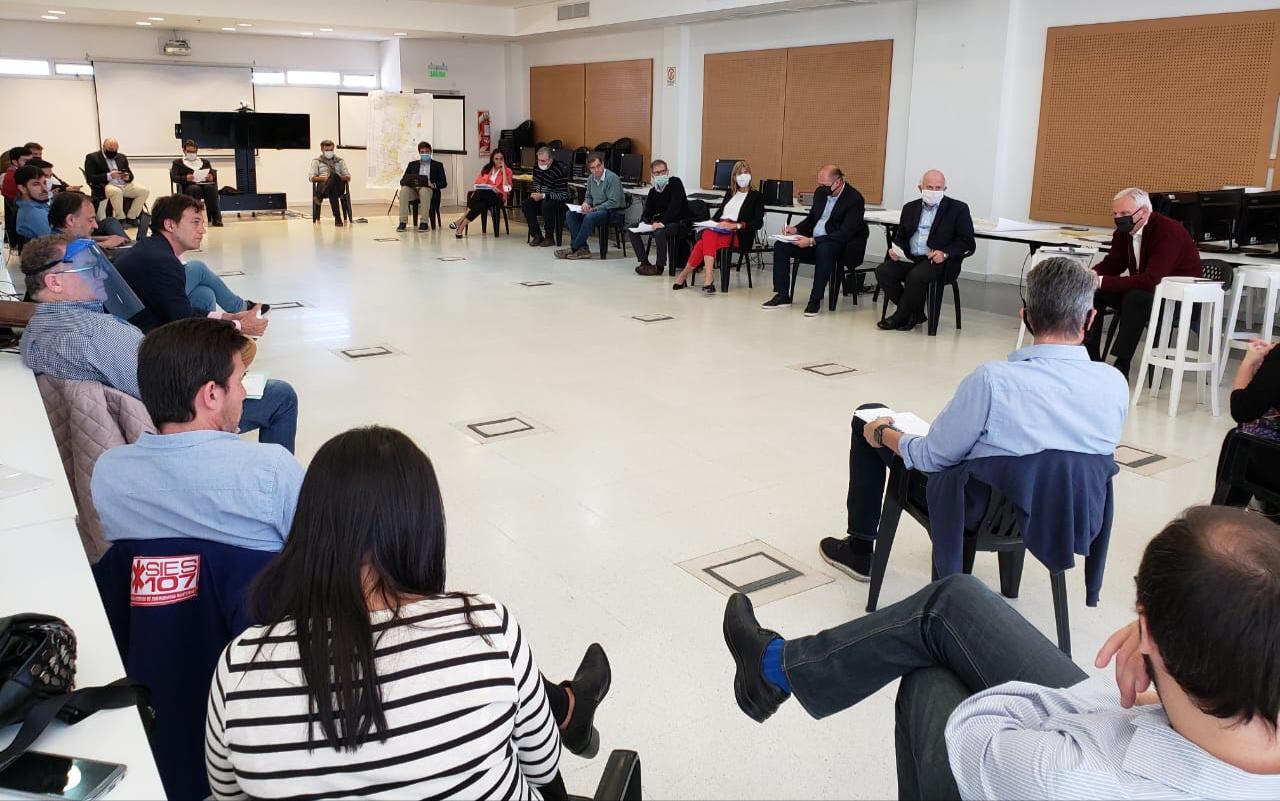 Sin mesa en el medio y a distancia, se reunió el comité de coordinación.