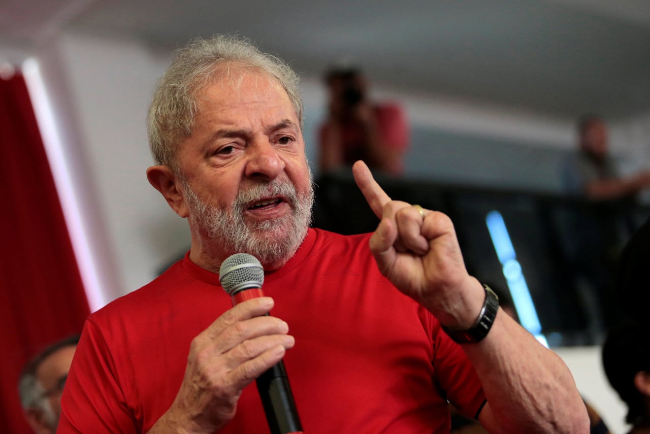 Lula, máximo favorito en las encuestas, definirá entre febrero y marzo de 2022 si se postula otra vez como candidato a presidente de Brasil.